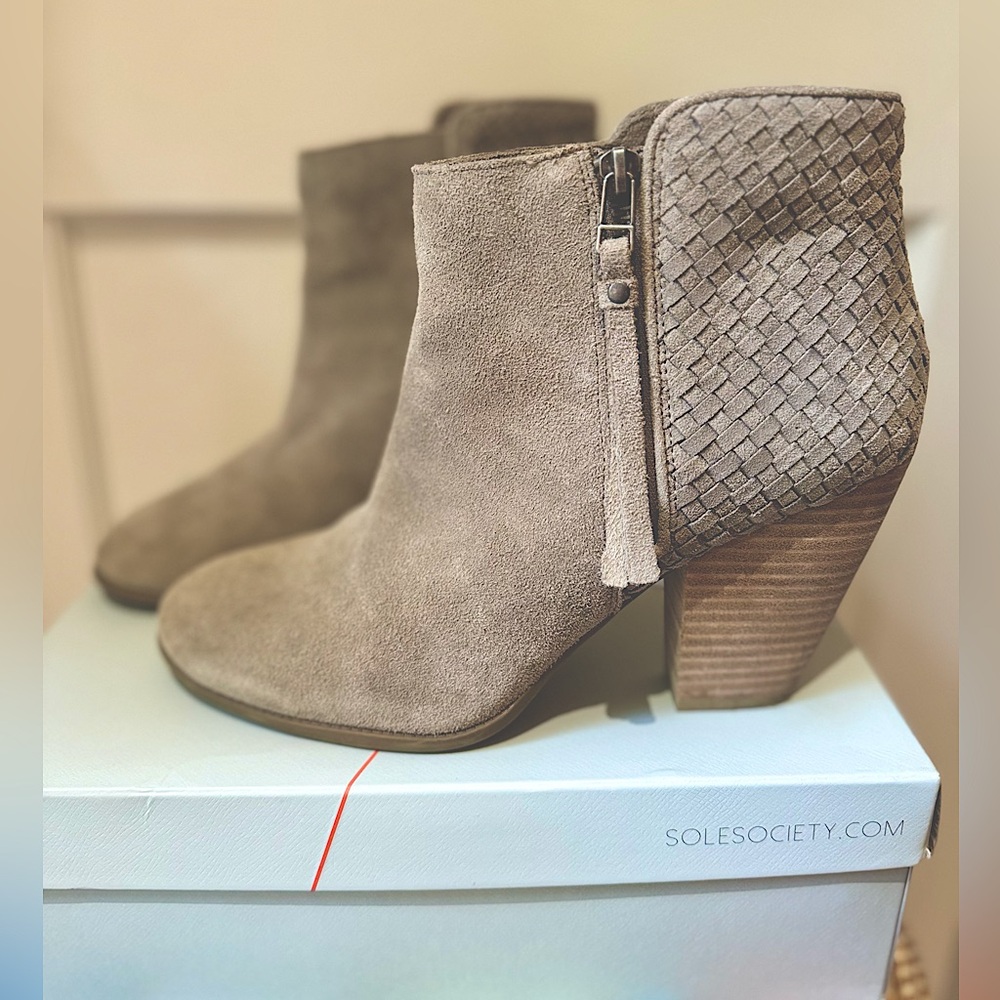 Sole Society Zada Suede Woven Detail Tassel Ankle Boots (Fennel) - Size 11 - EUC